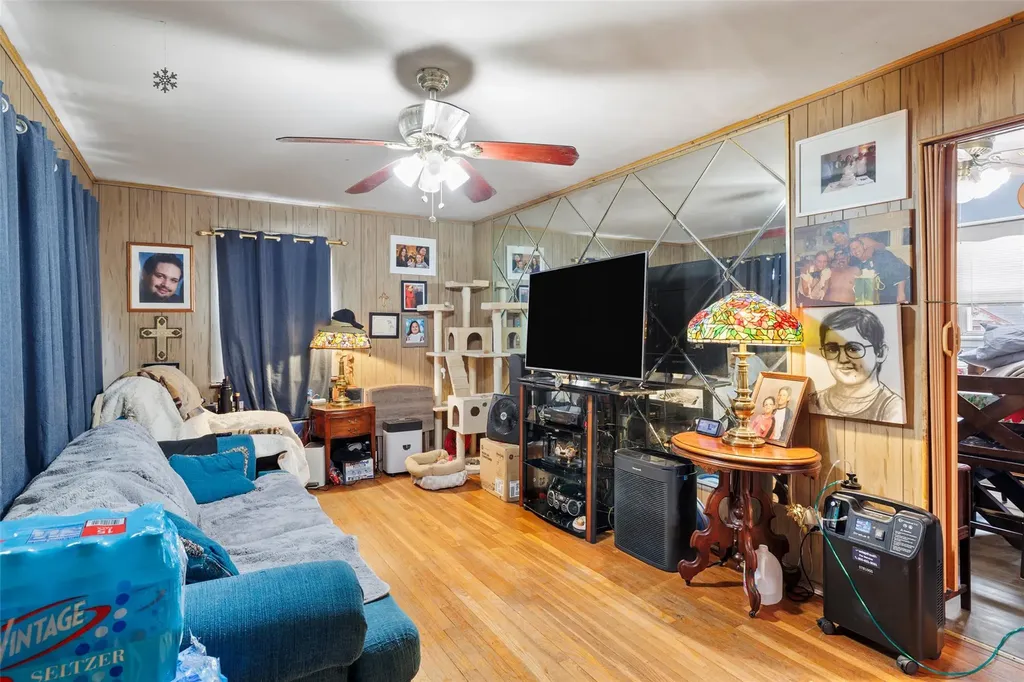 335 Colombo Avenue Copiague NY 11726