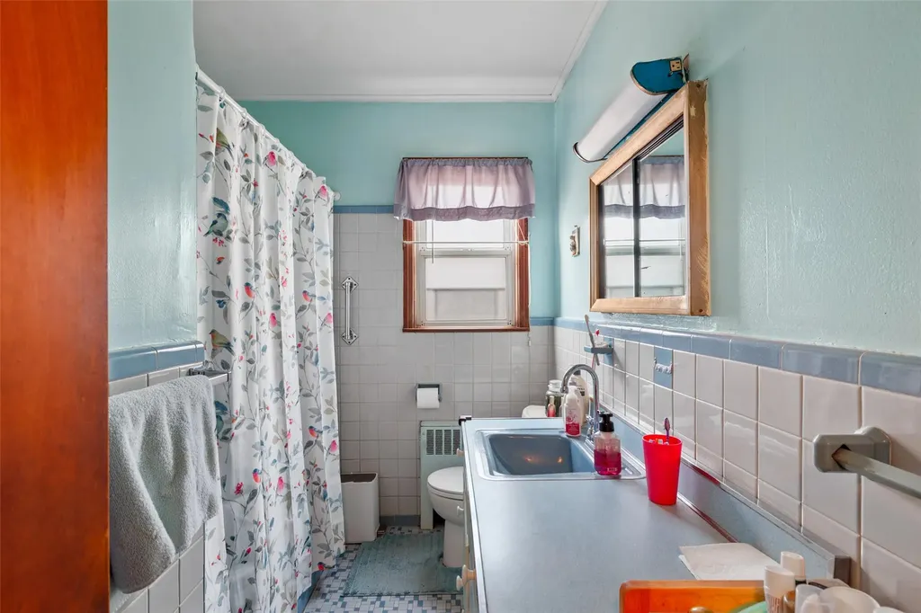335 Colombo Avenue Copiague NY 11726
