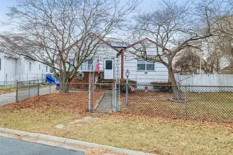 335 Colombo Avenue Copiague NY 11726