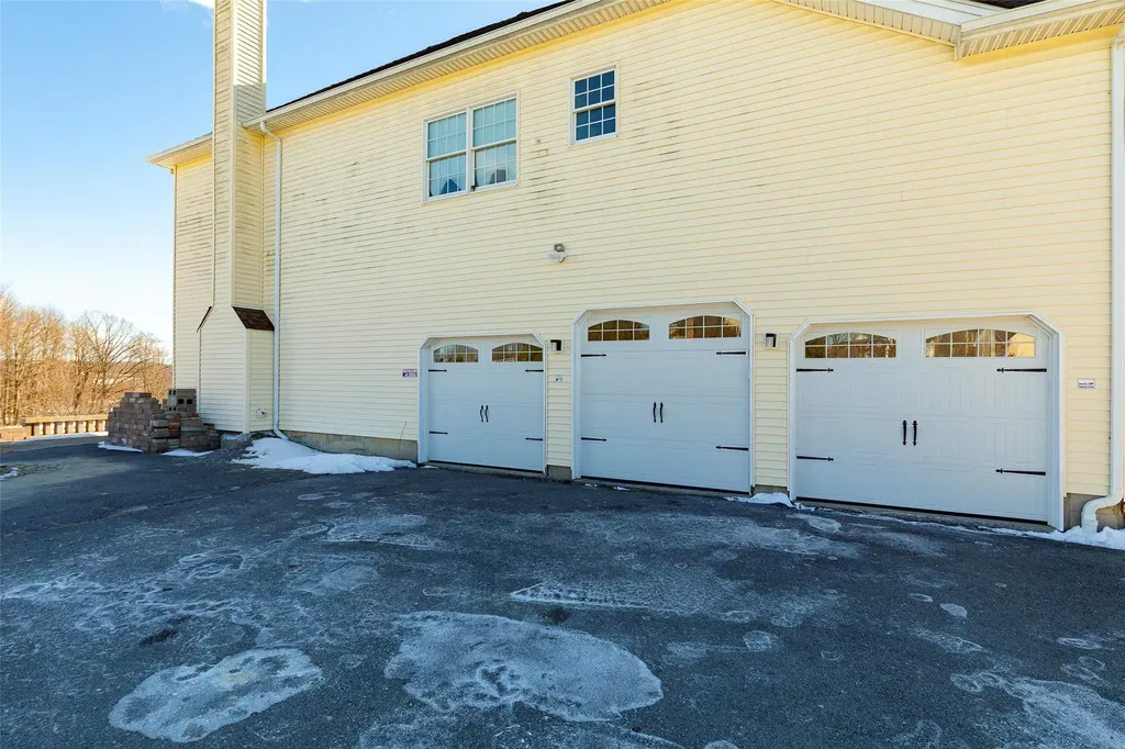 33 Old Field Road Poughkeepsie NY 12603