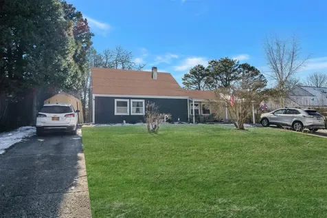 10 Clusterpine Street Medford NY 11763