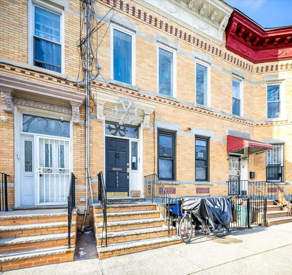 5433 Arnold Avenue Maspeth NY 11378