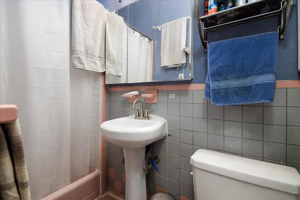 5433 Arnold Avenue Maspeth NY 11378