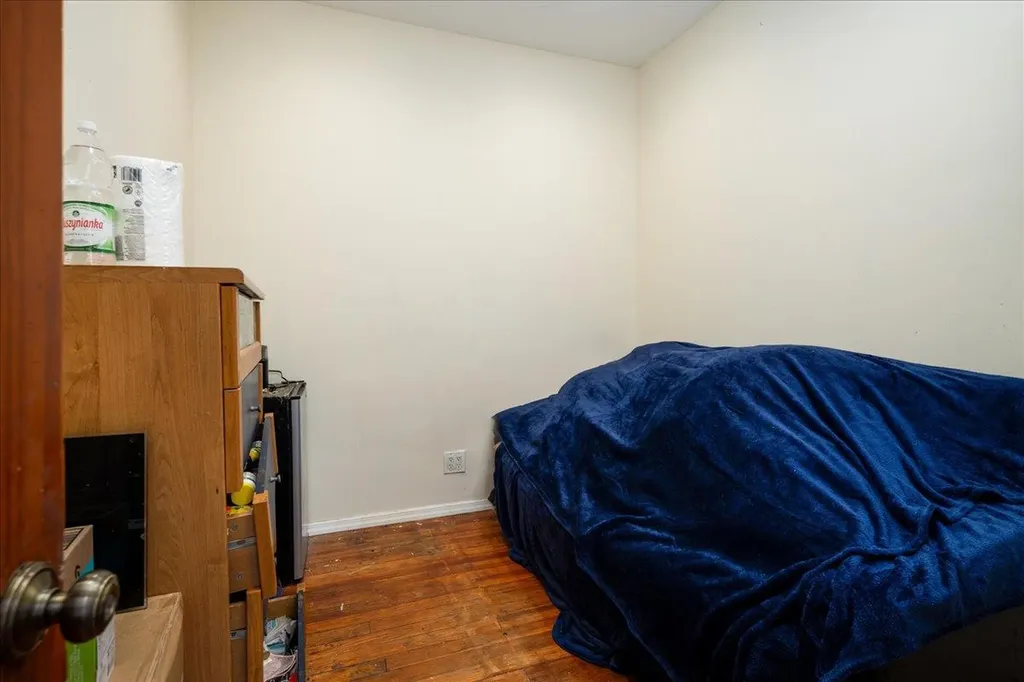 5433 Arnold Avenue Maspeth NY 11378