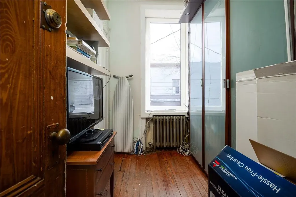 5433 Arnold Avenue Maspeth NY 11378