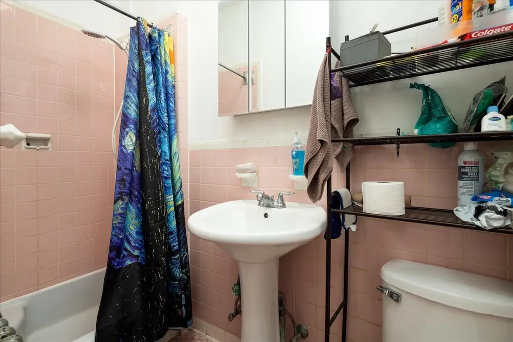 5433 Arnold Avenue Maspeth NY 11378