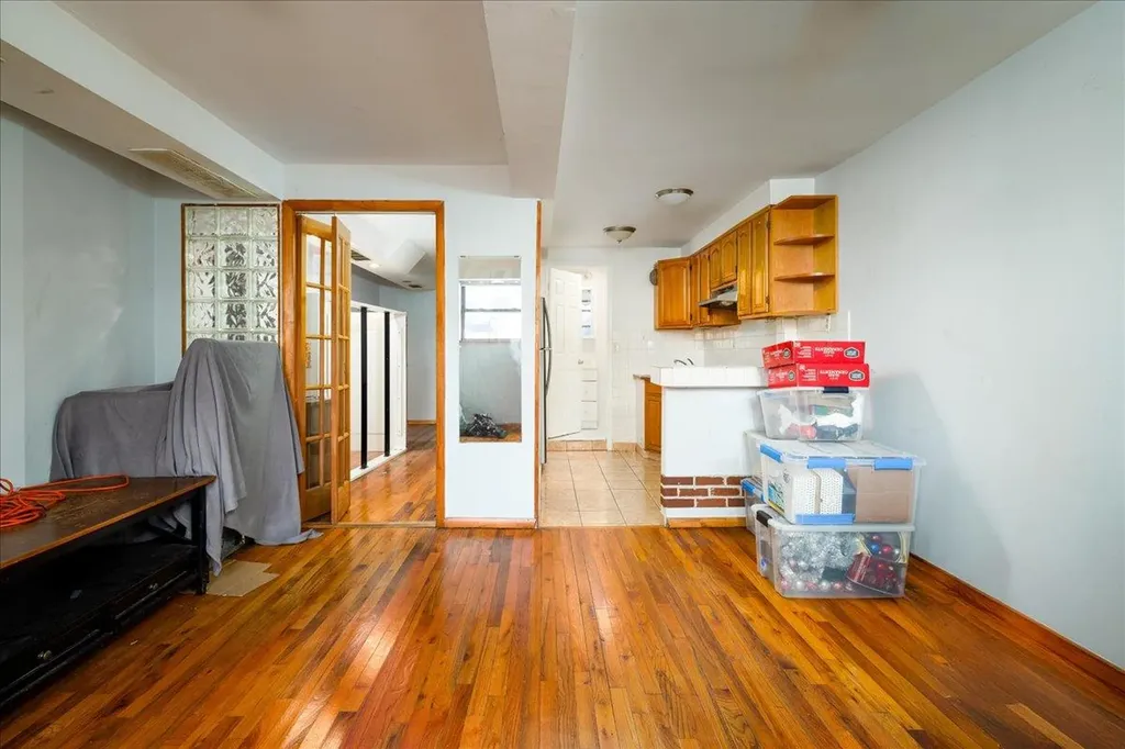 5433 Arnold Avenue Maspeth NY 11378