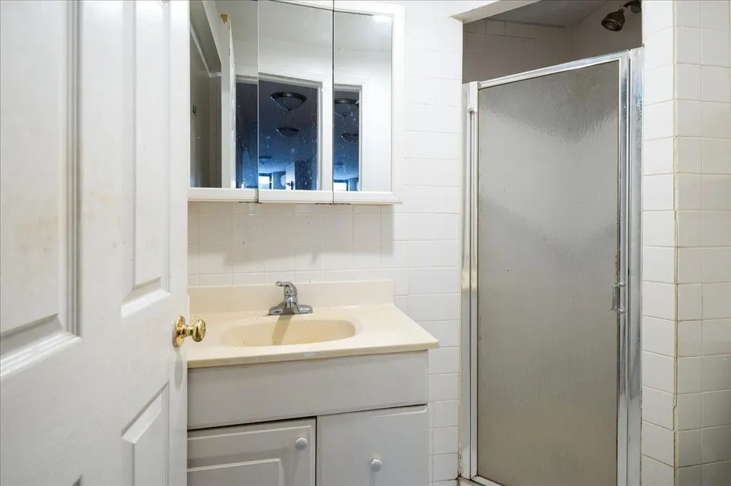 5433 Arnold Avenue Maspeth NY 11378