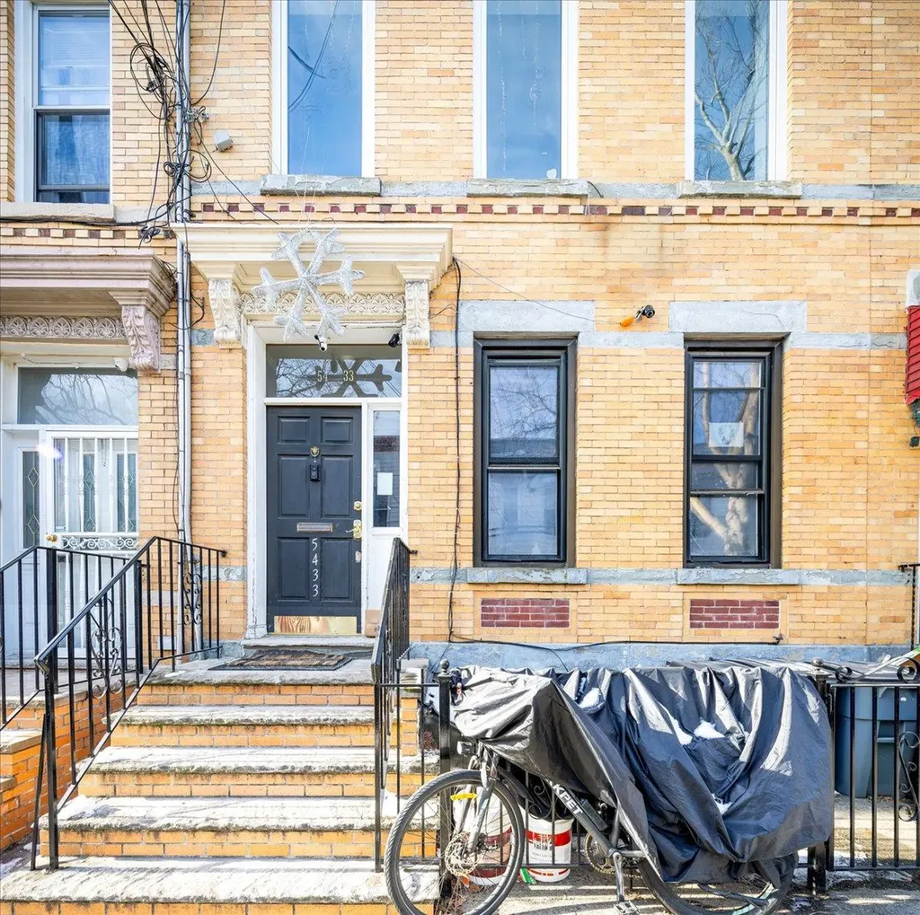 5433 Arnold Avenue Maspeth NY 11378
