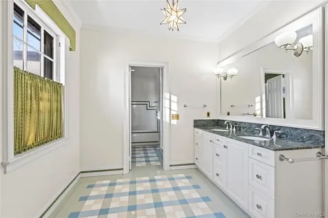 203 Store Hill Road Old Westbury NY 11568