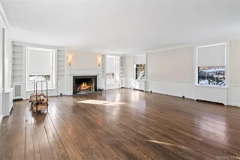 203 Store Hill Road Old Westbury NY 11568