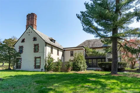 203 Store Hill Road Old Westbury NY 11568