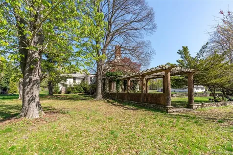 203 Store Hill Road Old Westbury NY 11568