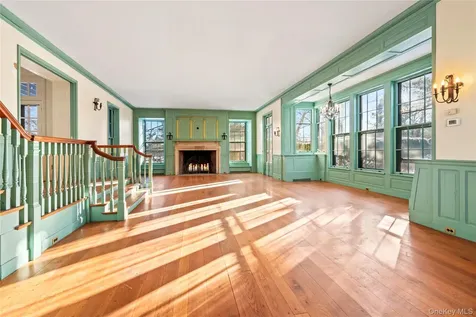 203 Store Hill Road Old Westbury NY 11568