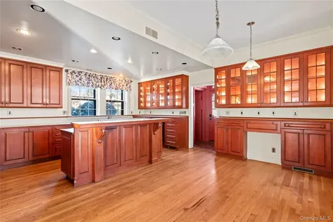 203 Store Hill Road Old Westbury NY 11568