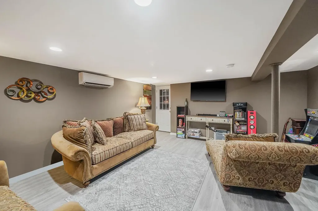 4 Brook Circle Islip Terrace NY 11752