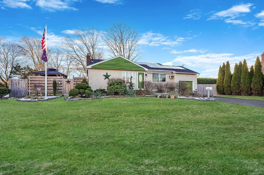 4 Brook Circle Islip Terrace NY 11752