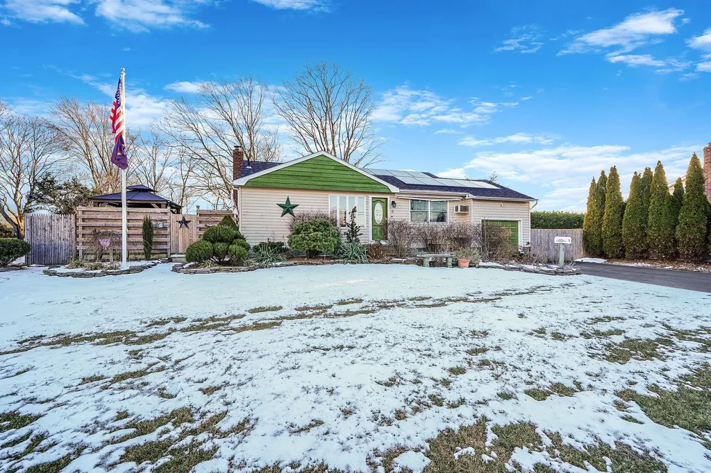 4 Brook Circle Islip Terrace NY 11752