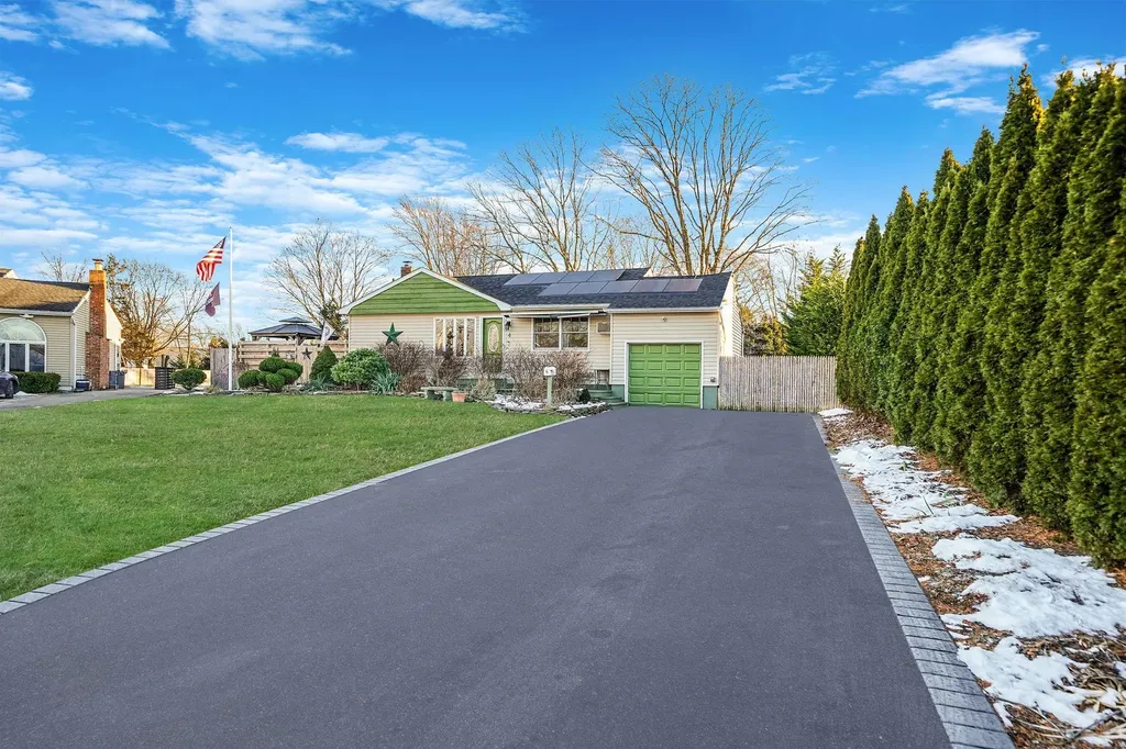 4 Brook Circle Islip Terrace NY 11752