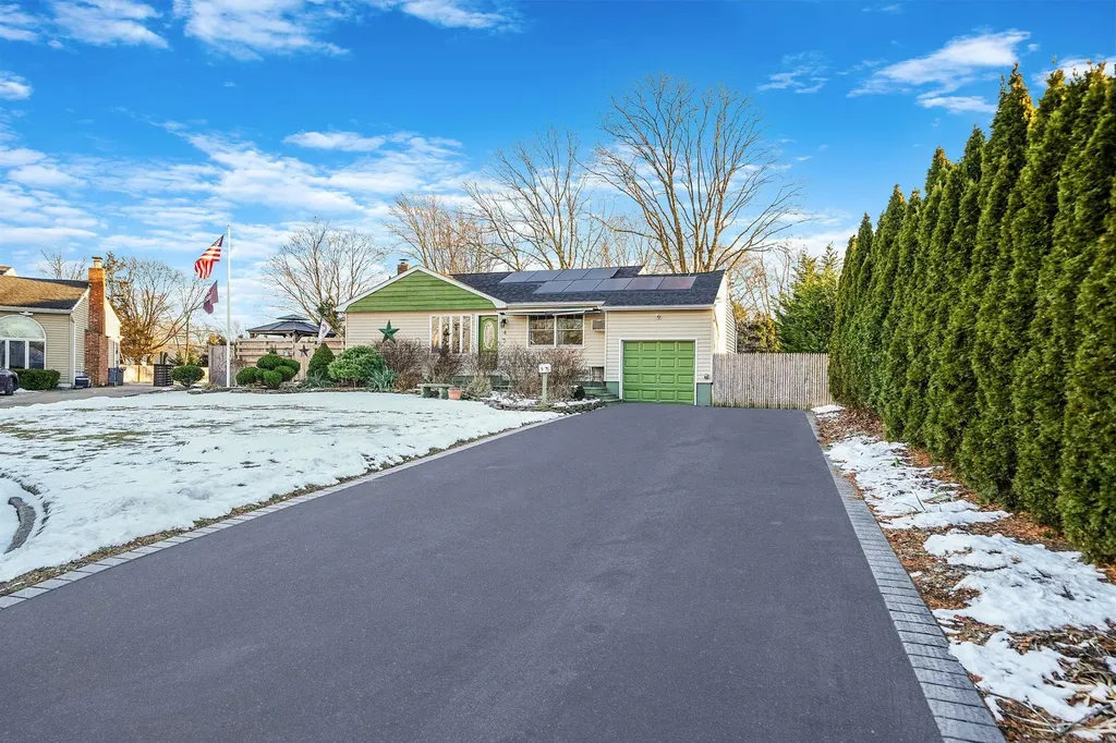 4 Brook Circle Islip Terrace NY 11752