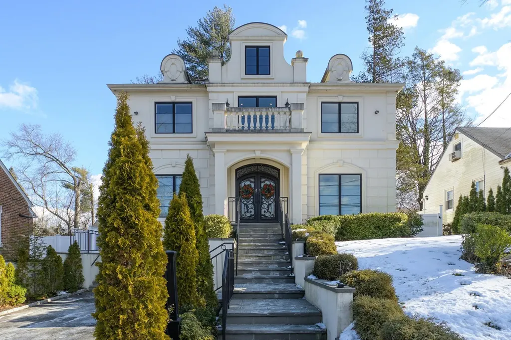 37 Devon Road Great Neck NY 11023