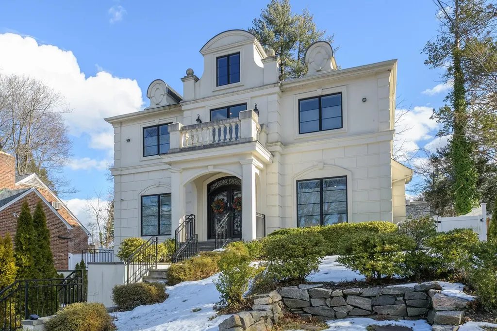 37 Devon Road Great Neck NY 11023