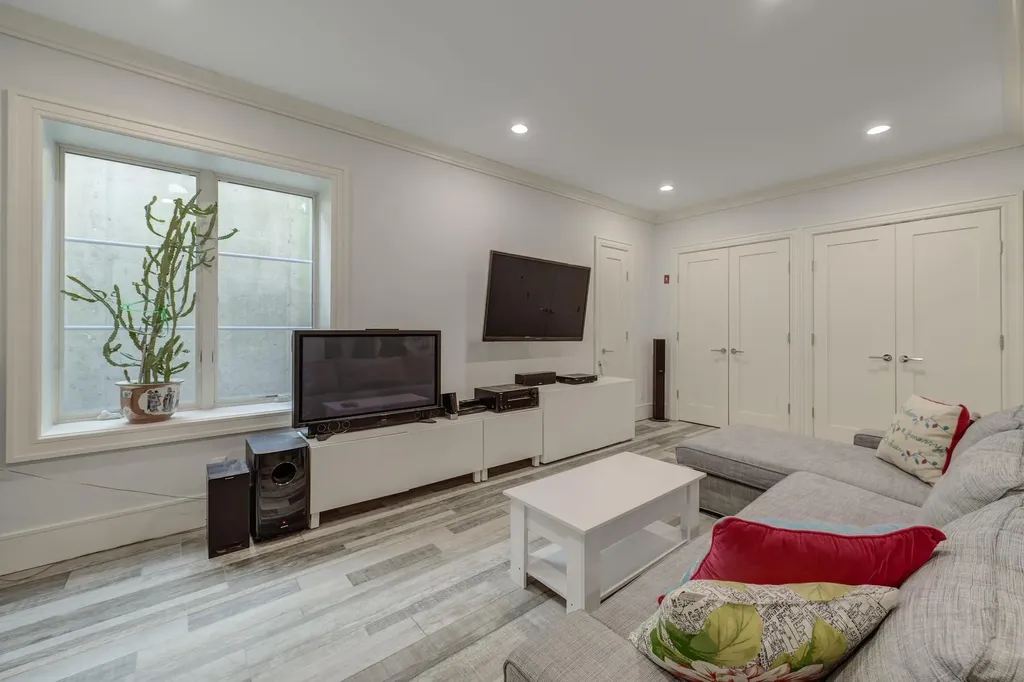 37 Devon Road Great Neck NY 11023