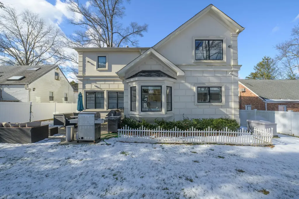 37 Devon Road Great Neck NY 11023
