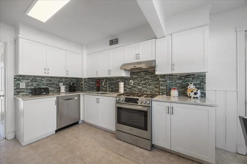 2872 Weeks Avenue Oceanside NY 11572