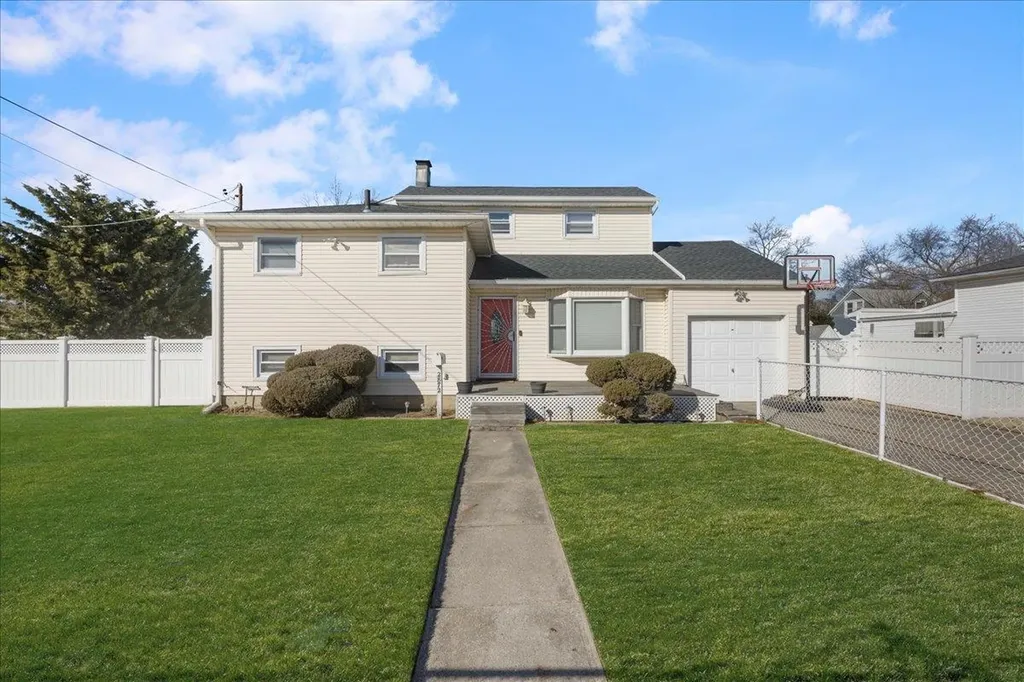 2872 Weeks Avenue Oceanside NY 11572