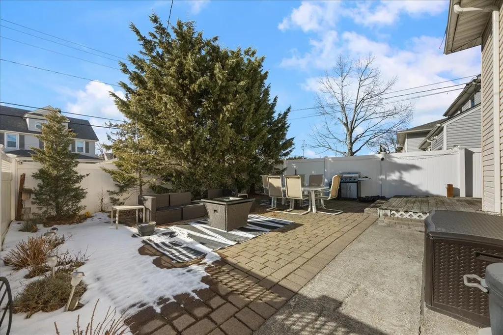 2872 Weeks Avenue Oceanside NY 11572