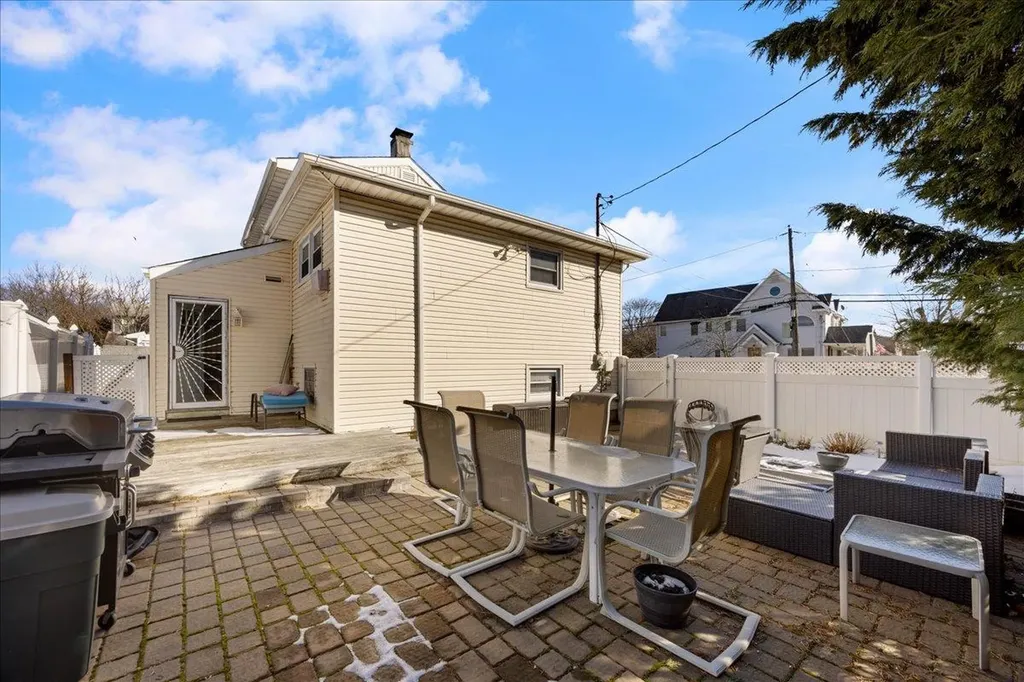 2872 Weeks Avenue Oceanside NY 11572