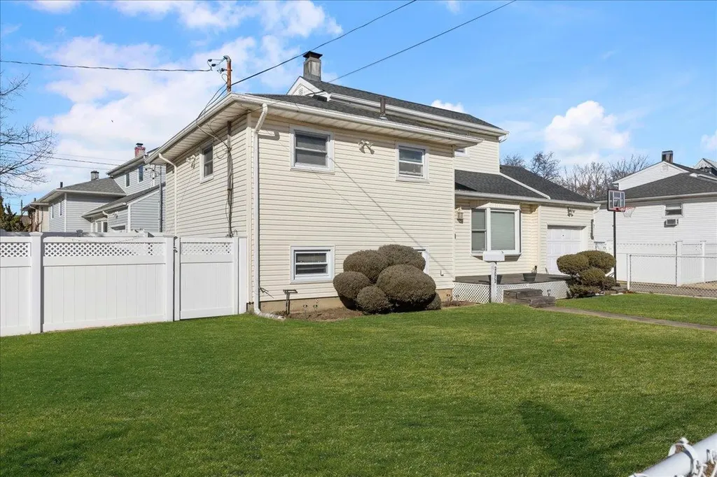 2872 Weeks Avenue Oceanside NY 11572