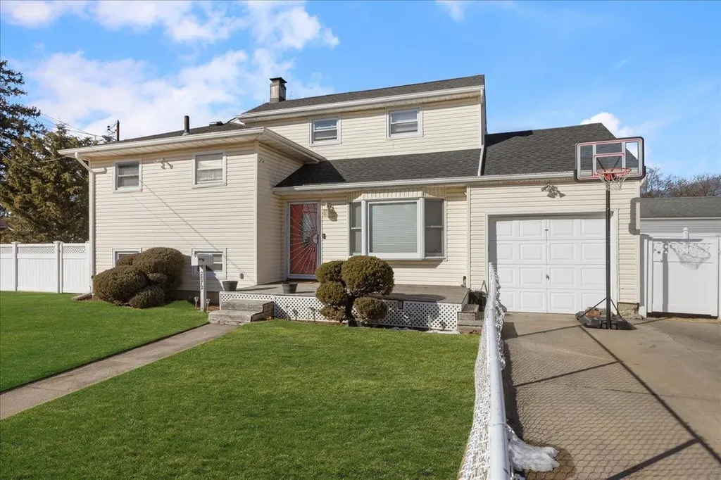 2872 Weeks Avenue Oceanside NY 11572