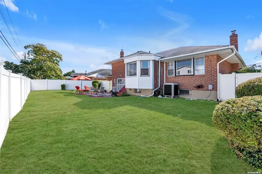 23 Oakdale Drive Westbury NY 11590