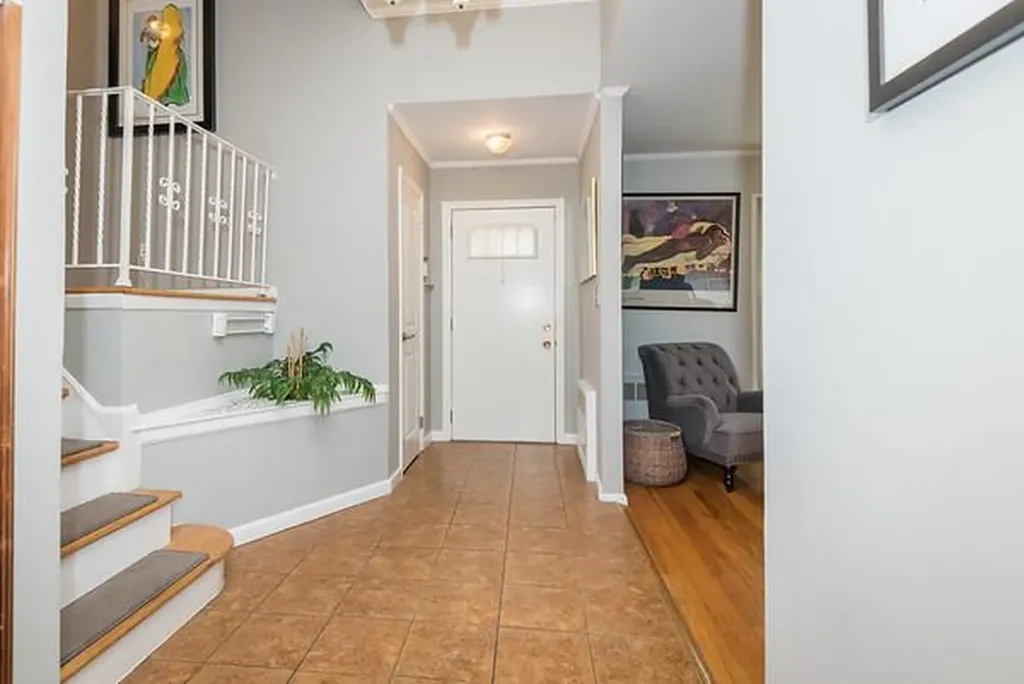 23 Oakdale Drive Westbury NY 11590