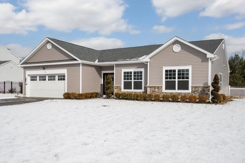 15 Pondview Circle Shirley NY 11967
