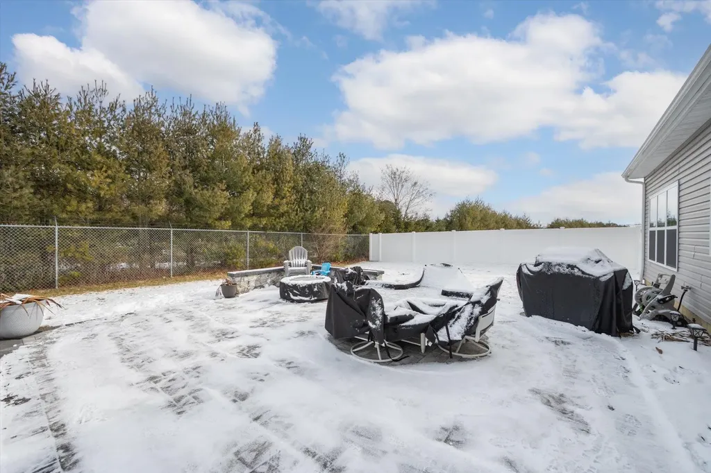 15 Pondview Circle Shirley NY 11967