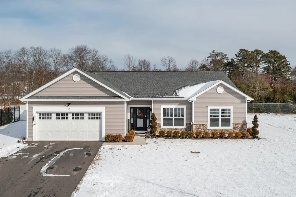 15 Pondview Circle Shirley NY 11967