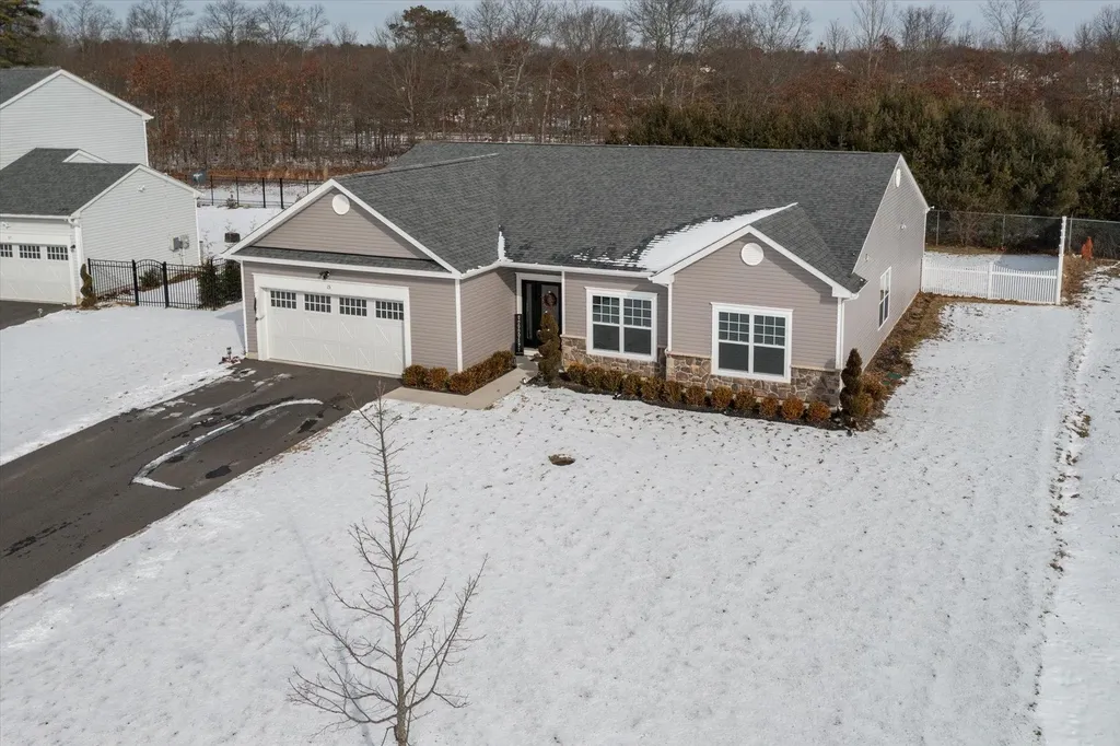15 Pondview Circle Shirley NY 11967