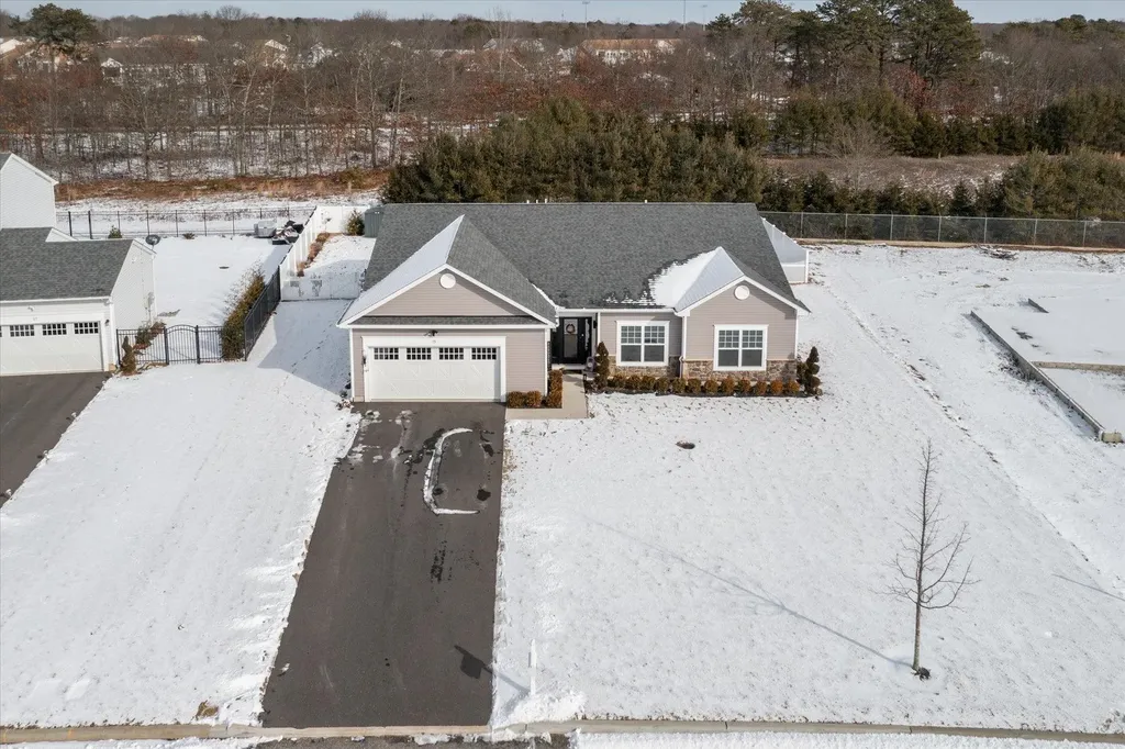 15 Pondview Circle Shirley NY 11967
