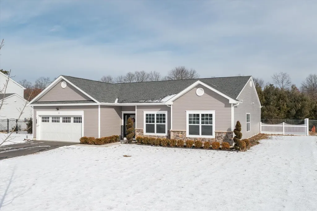 15 Pondview Circle Shirley NY 11967