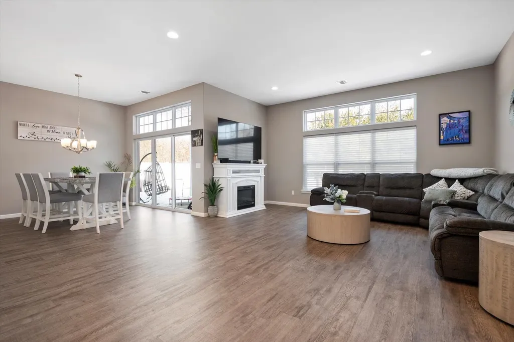 15 Pondview Circle Shirley NY 11967