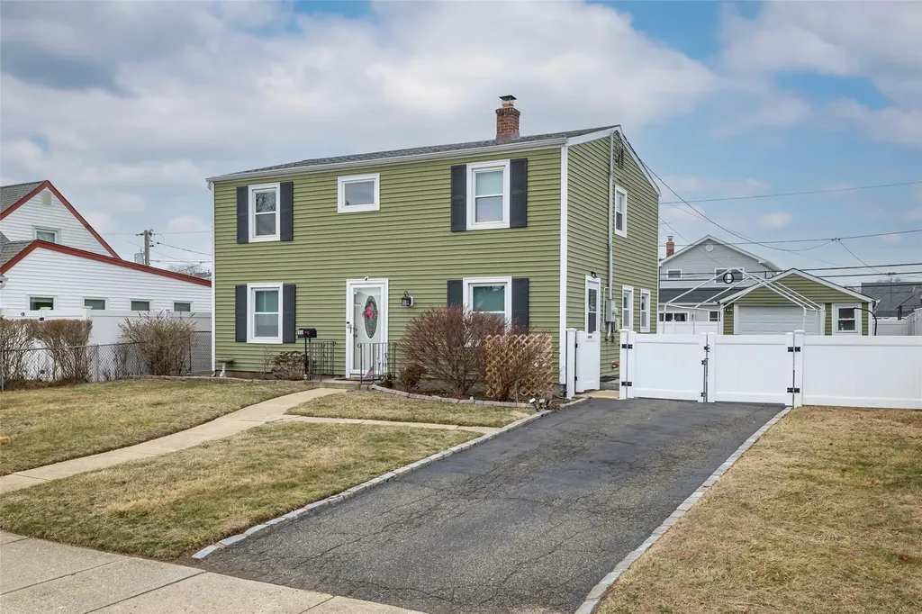 32 Rope Lane Levittown NY 11756