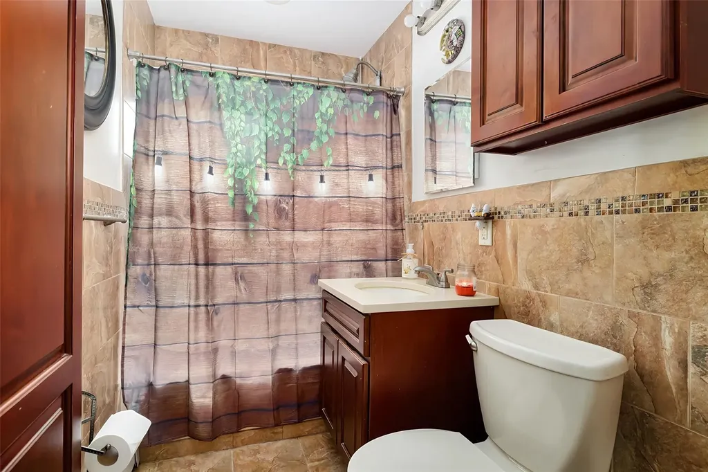 32 Rope Lane Levittown NY 11756