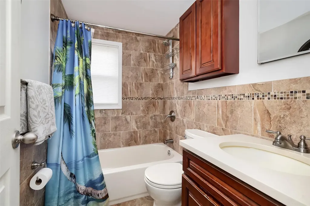 32 Rope Lane Levittown NY 11756