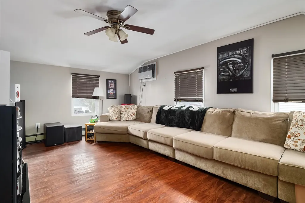32 Rope Lane Levittown NY 11756
