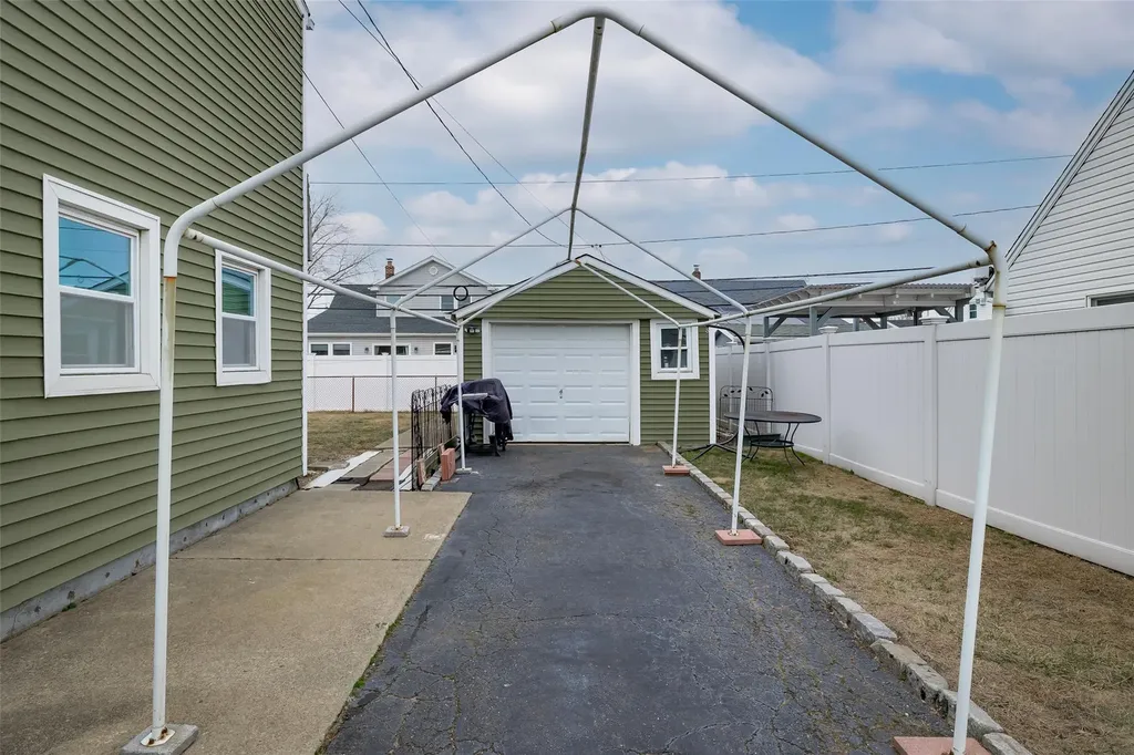 32 Rope Lane Levittown NY 11756