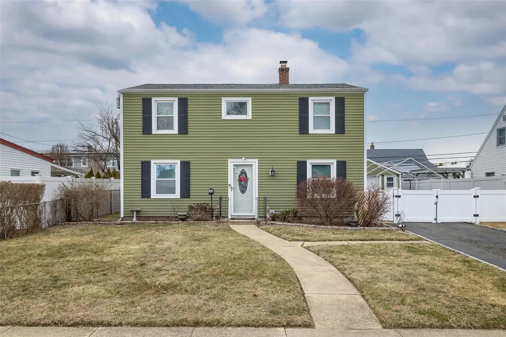 32 Rope Lane Levittown NY 11756