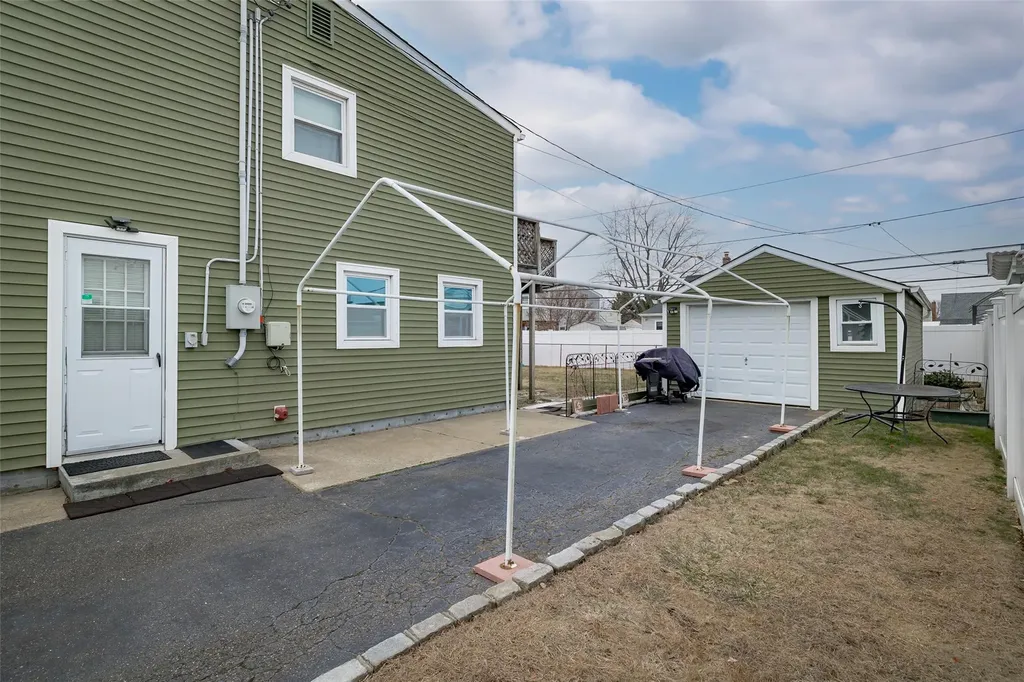 32 Rope Lane Levittown NY 11756